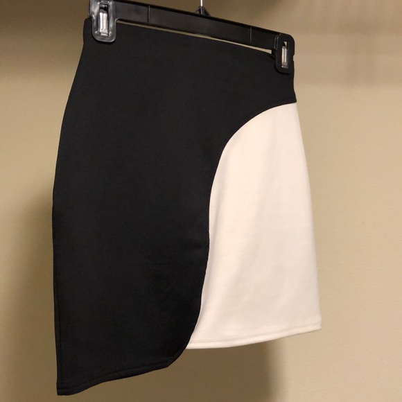 Asymmetric black and white skirt - Picture 2 of 3